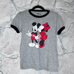 Disney | Women’s Mickey & Minnie (Kissing) Graphic Gray Short Sleeve Tee, Size M